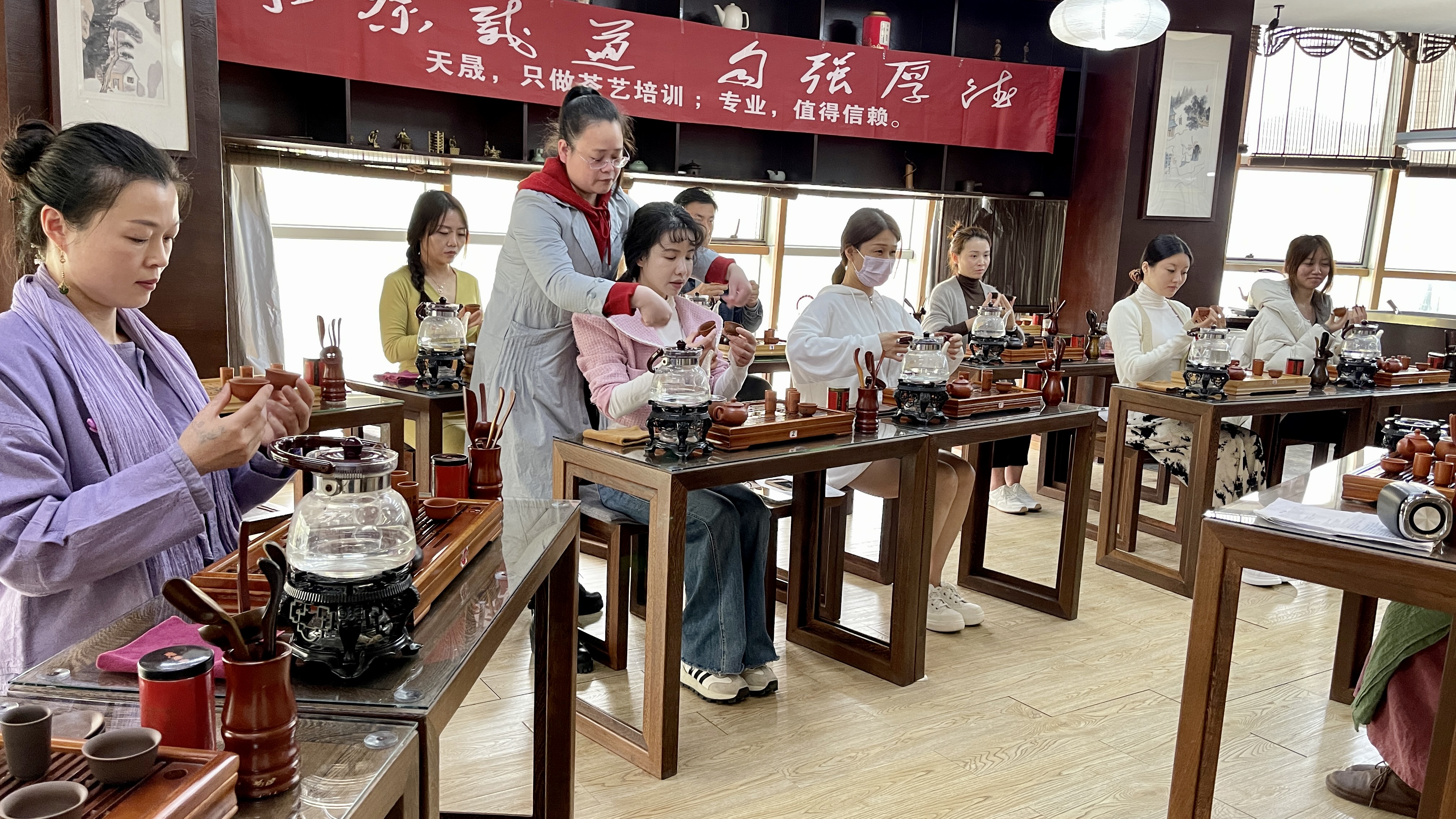 深圳茶艺师培训班学员问天晟茶艺培训学校：天晟茶艺培训学校学红茶金骏眉吗?(图1)