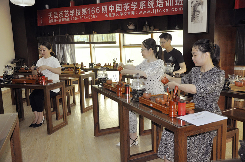 衡水茶艺培训学员问天晟茶艺培训学校：茶艺培训班一般多少钱？(图2)