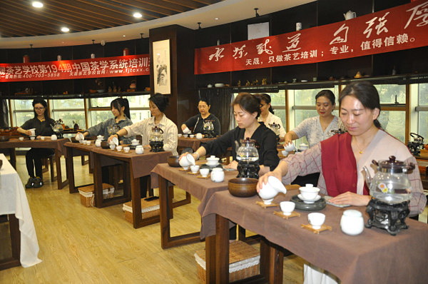 太原茶艺培训学员问天晟茶艺培训学校：想学茶叶鉴定的评茶师培训去哪里学？