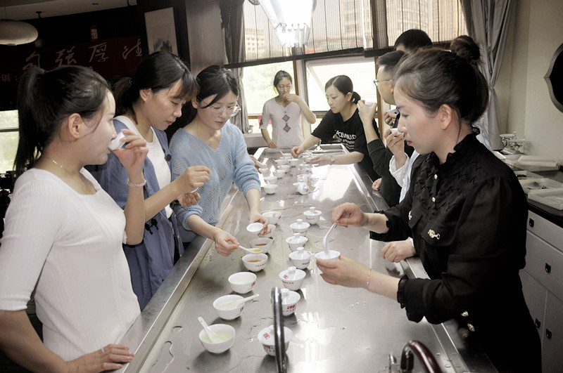 沈阳茶艺培训学员问天晟茶艺培训学校：茶艺师去哪里报名培训？(图1)