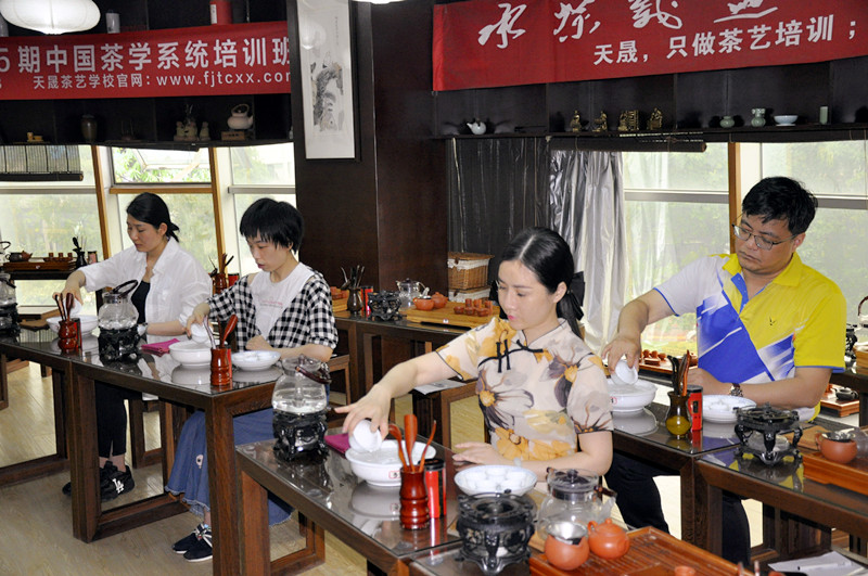 大连茶艺培训学员问天晟茶艺培训学校：零基础学茶艺可以学会吗?