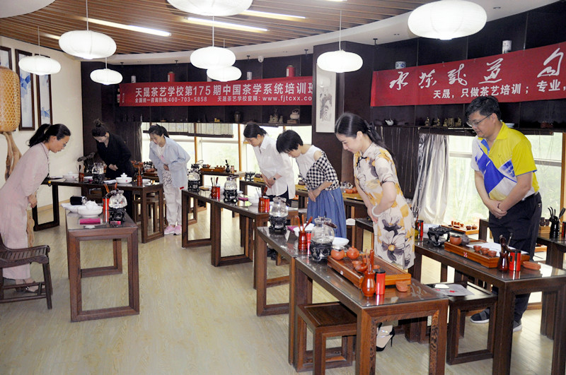 大连茶艺培训学员问天晟茶艺培训学校：零基础学茶艺可以学会吗?(图1)