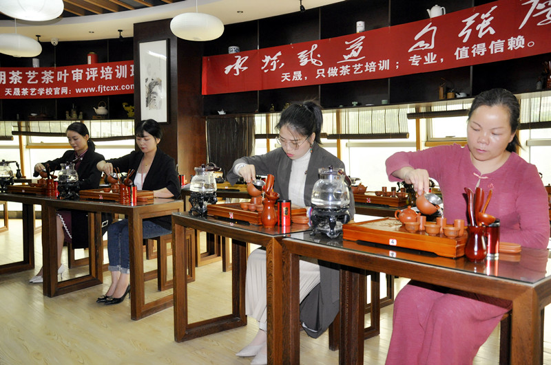 锦州茶艺培训学员问天晟茶艺培训学校：参加茶艺培训班应注意什么？(图1)