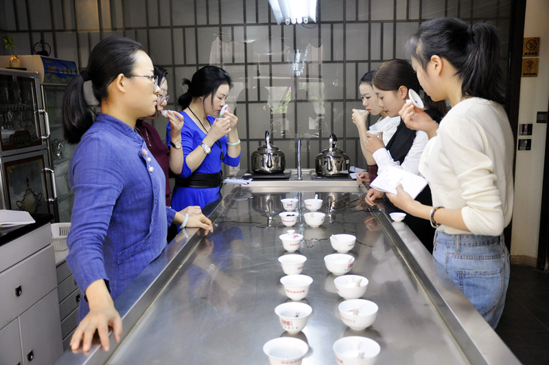 营口茶艺培训学员问天晟茶艺培训学校：茶艺师培训机构排名怎么看？(图1)