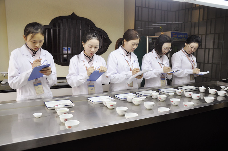 营口茶艺培训学员问天晟茶艺培训学校：茶艺师培训机构排名怎么看？