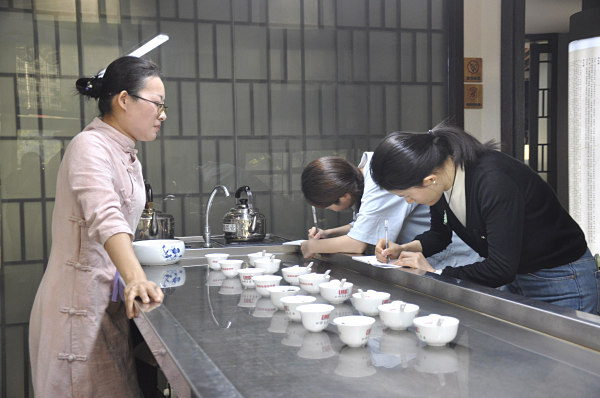 盘锦茶艺培训学员问天晟茶艺培训学校：盘锦茶艺师培训在哪里？(图1)