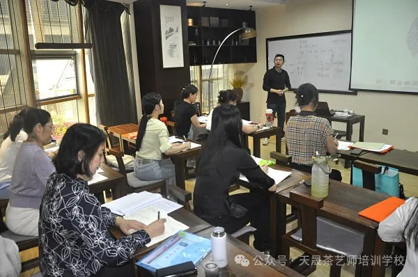 走进茶艺培训----茶艺师的“第二张脸”:以手为笔,绘茶艺之美(图1) 走进茶艺培训----茶艺师的“第二张脸”:以手为笔,绘茶艺之美(图1)