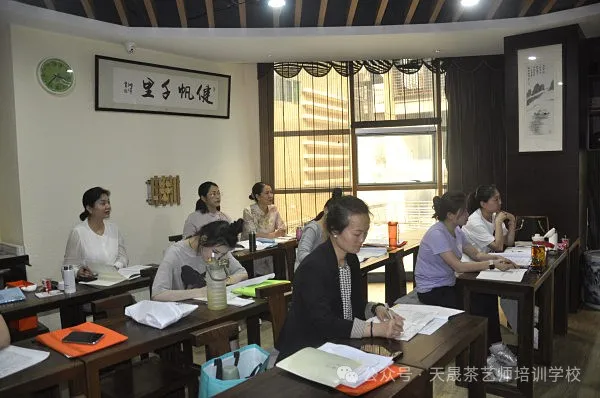 走进茶艺培训----茶艺师的“第二张脸”:以手为笔,绘茶艺之美(图2) 走进茶艺培训----茶艺师的“第二张脸”:以手为笔,绘茶艺之美(图2)