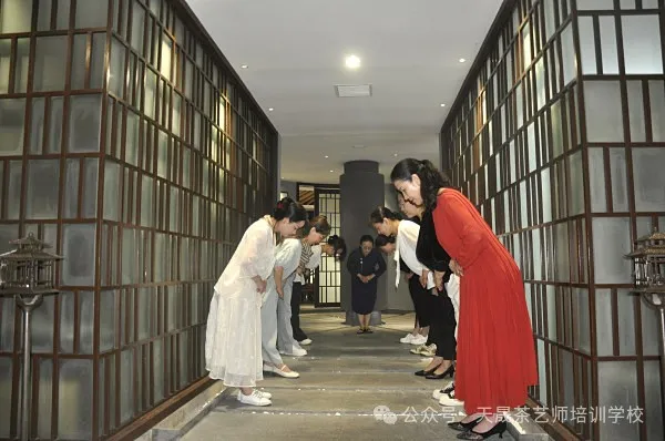 走进茶艺培训----茶艺师的“第二张脸”:以手为笔,绘茶艺之美(图3) 走进茶艺培训----茶艺师的“第二张脸”:以手为笔,绘茶艺之美(图3)