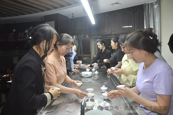 走进茶艺培训----茶艺师的“第二张脸”:以手为笔,绘茶艺之美(图4) 走进茶艺培训----茶艺师的“第二张脸”:以手为笔,绘茶艺之美(图4)