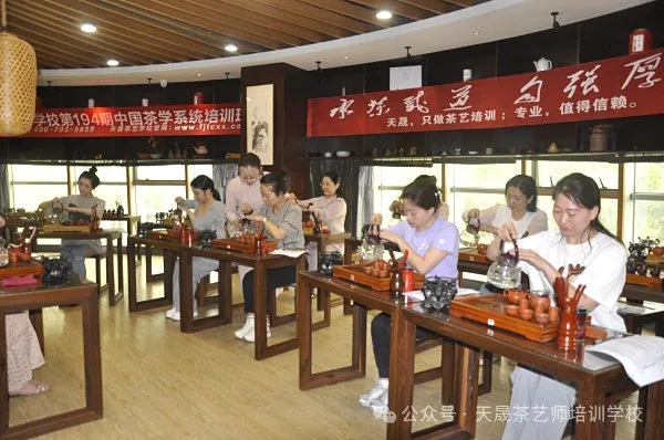 走进茶艺培训----茶艺师的“第二张脸”:以手为笔,绘茶艺之美(图7) 走进茶艺培训----茶艺师的“第二张脸”:以手为笔,绘茶艺之美(图7)