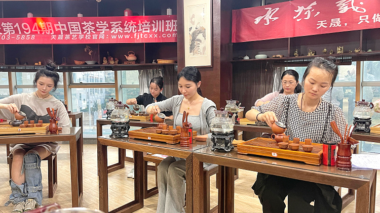 天晟茶艺培训学校是否教授茶具的选择与使用？(图1)
