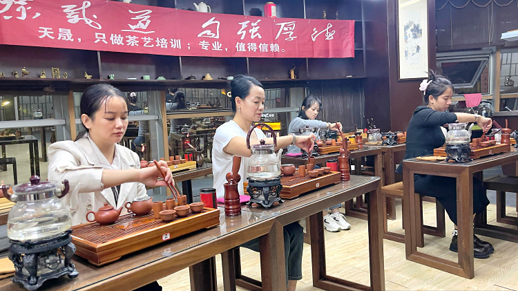 天晟茶艺培训学校报考的茶艺师证书能力证书火了吗?(图2)