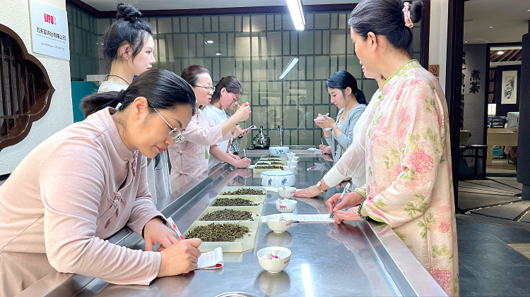 天晟茶艺培训学校评茶师培训有国家标准干评台吗?是什么型号?(图1)