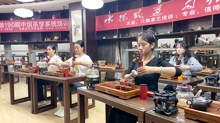 天晟茶艺培训学校报考证书和中国茶学系统培训班学的都是一样的吗? 