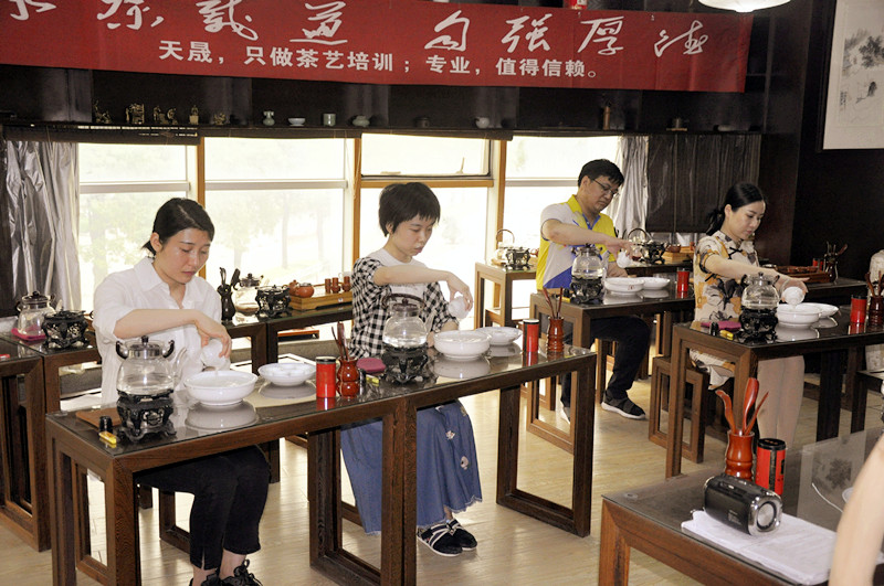 十九年匠心淬炼，这家茶艺学校如何让学员10天蜕变为专业茶艺师？(图1)