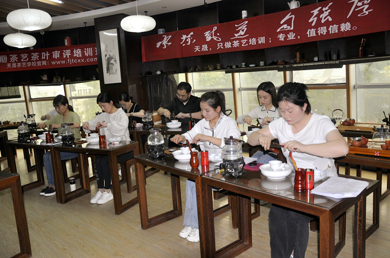 十九年匠心淬炼，这家茶艺学校如何让学员10天蜕变为专业茶艺师？(图2)