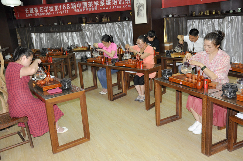 这所茶校太硬核！19年死磕10天培训班，75%学员学完就当老板