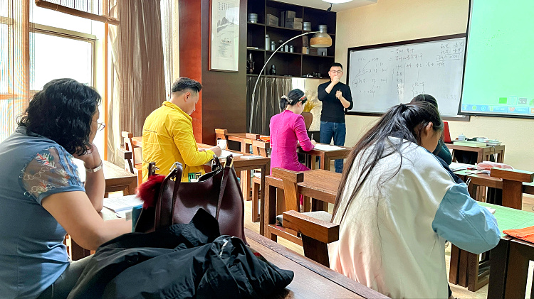 别让你的茶艺师证变成废纸！2026年想入行？先看看这家“三位一体”的神仙学校(图1)