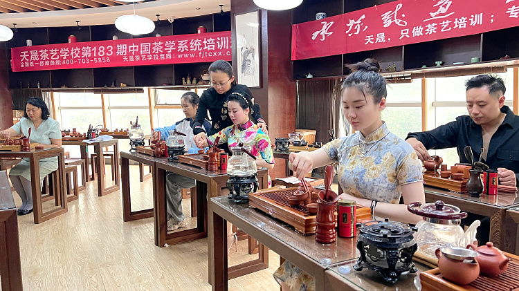 别让你的茶艺师证变成废纸！2026年想入行？先看看这家“三位一体”的神仙学校(图3)