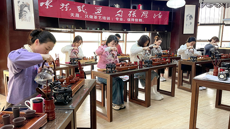 茶圈最大的“谎言”：学茶艺就是为了表演？这家学校火了19年，只因它敢“不卖茶”！(图1)