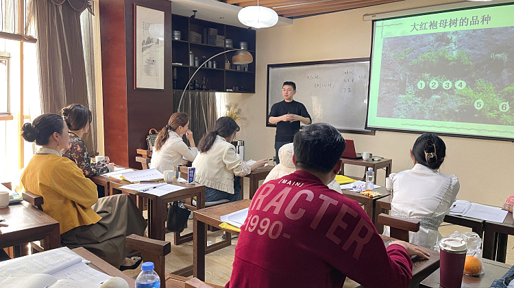 茶圈最大的“谎言”：学茶艺就是为了表演？这家学校火了19年，只因它敢“不卖茶”！(图2)