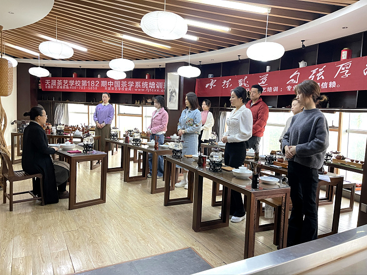 拒绝表演式茶艺！19年只做一件事，这所学校的10天课程有多“变态”？(图2)