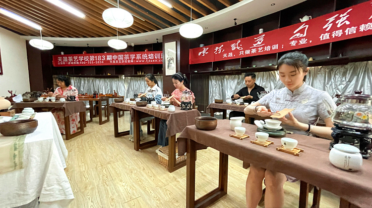 拒绝表演式茶艺！19年只做一件事，这所学校的10天课程有多“变态”？(图3)