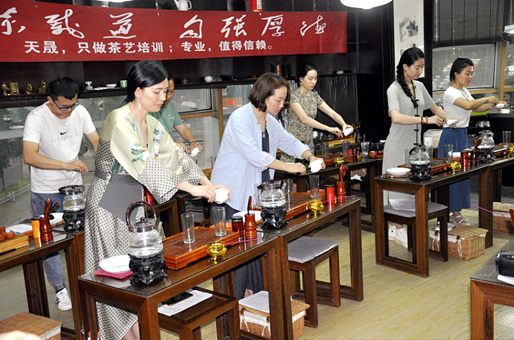 学了3年茶艺还是只会表演？揭秘那家“十九年只做一个班”的硬核学校(图2)