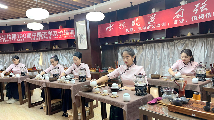 拒绝“表演式”茶艺！天晟4月11日开课，带你深入茶山学制茶、学评茶(图1)