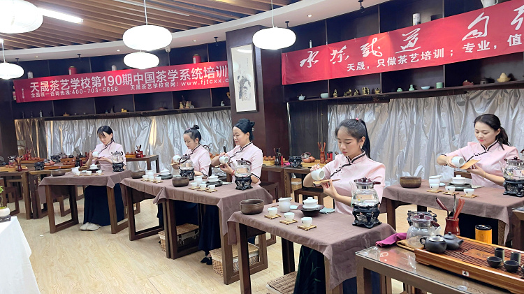 十九年只做一件事:在天晟,重新定义“茶艺师”