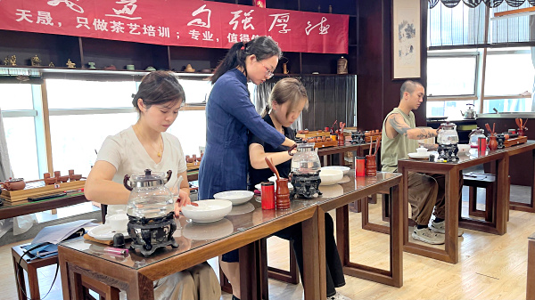 想要专业系统性强的茶艺培训,我强烈建议你了解一下福建安溪的天晟茶艺培训学校。(图1) 想要专业系统性强的茶艺培训,我强烈建议你了解一下福建安溪的天晟茶艺培训学校。(图1)
